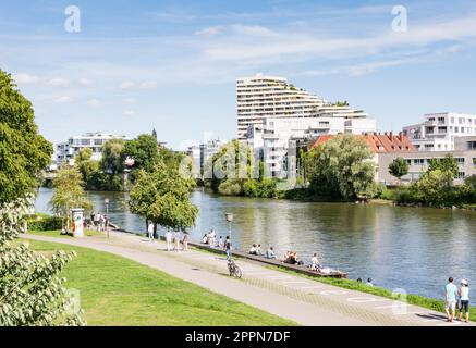 ULM, ALLEMAGNE - AOÛT 13: Personnes marchant le long du Danube à Ulm, Allemagne sur 13 août 2016. Ulm a la plus haute flèche du monde. Vers Banque D'Images