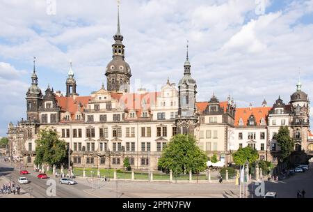 DRESDE, ALLEMAGNE - AOÛT 22 : touristes au Palais Royal de Dresde, Allemagne sur 22 août 2016. C'est l'un des plus anciens bâtiments de la ville. Banque D'Images