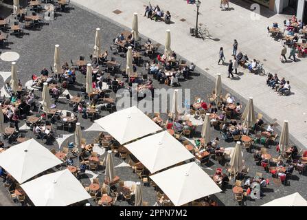 AUGSBURG, ALLEMAGNE - le 20 mai : Vue aérienne de personnes dans un café de la rue à Augsburg, Allemagne le 20 mai 2017. Foto pris de Perlachturm avec vue sur la Banque D'Images