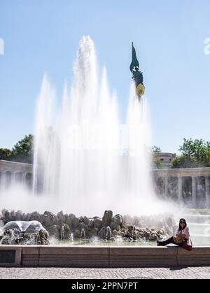 VIENNE, AUTRICHE - AOÛT 29 : la fontaine Hochstrahlbrunnen et le Mémorial de la guerre soviétique à la Schwarzenbergplatz à Vienne, Autriche sur 29 août Banque D'Images