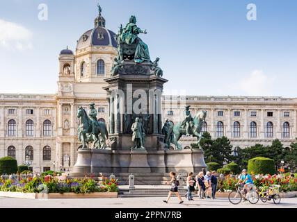 VIENNE, AUTRICHE - AOÛT 28 : touristes au monument Maria Theresia et au musée d'histoire naturelle de la place Maria-Theresien-Platz à Vienne Banque D'Images