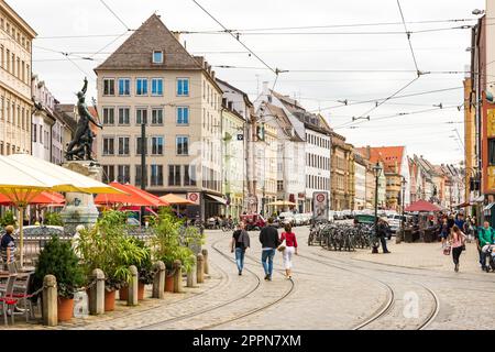 AUGSBOURG, ALLEMAGNE - AOÛT 19 : gens au centre historique d'Augsbourg, Allemagne sur 19 août 2017. Augsbourg est l'une des plus anciennes villes d'Allemagne Banque D'Images