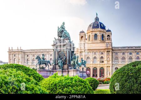 VIENNE, AUTRICHE - AOÛT 28 : touristes au monument Maria Theresia et au musée d'histoire naturelle de la place Maria-Theresien-Platz à Vienne Banque D'Images