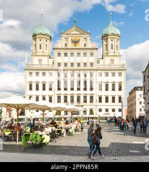 AUGSBOURG, ALLEMAGNE - AOÛT 19: Touristes à la Rathausplatz à Augsbourg, Allemagne sur 19 août 2017. Augsbourg est l'une des plus anciennes villes d'Allemagne Banque D'Images