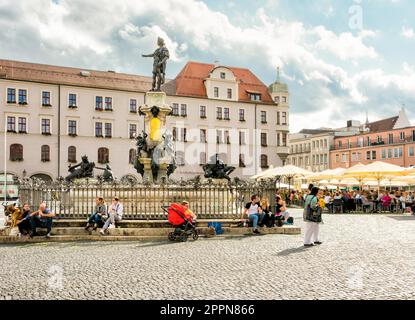 AUGSBOURG, ALLEMAGNE - AOÛT 19 : touristes à la fontaine d'Auguste à Augsbourg, Allemagne sur 19 août 2017. Augsbourg est l'une des plus anciennes villes de Banque D'Images