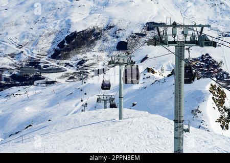 Les Ménuires, France - 16 mars 2023 : télécabines dans la station de ski des Ménuires, reliant le centre-ville au sommet de la masse Banque D'Images