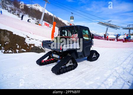 Les Ménuires, France - 16 mars 2023 : motoneige sur caterpillar équipée d'une cabine fermée dans une station de ski française Banque D'Images