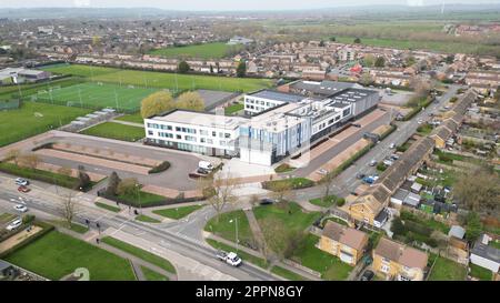 Une vue aérienne de l'école St Michael's School à Aylesbury sur fond de champs verdoyants et verdoyants Banque D'Images