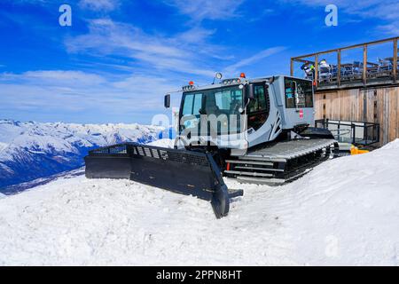 Les Ménuires, France - 16 mars 2023 : tondeuse à neige grise sur un sommet de montagne enneigé dans la station de ski des Ménuires dans les Alpes françaises Banque D'Images