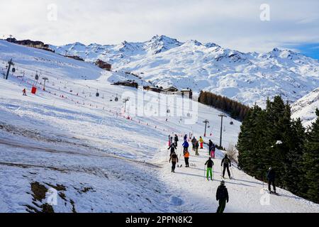 Skieurs sur piste de la station de ski des Ménuires dans les Alpes françaises en hiver Banque D'Images