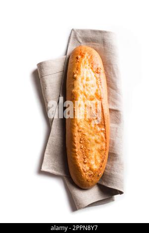 Pain artisanal frais et fait maison. Pain de baguette au fromage isolé sur fond blanc, élément design. Banque D'Images