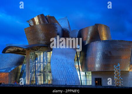 Guggenheim Musée de Bilbao de nuit par l'architecte Frank Gehry, Bilbao, province de Gascogne, pays Basque, Espagne Banque D'Images