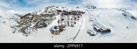 Vue aérienne de la station de ski enneigée de Val Thorens dans les Alpes françaises en hiver - luxueux hôtels isolés dans une vallée blanche en altitude au sommet Banque D'Images