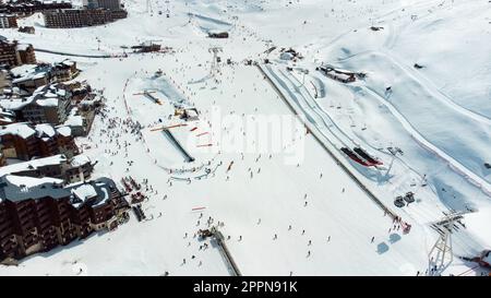 Vue aérienne de la station de ski enneigée de Val Thorens dans les Alpes françaises en hiver - luxueux hôtels isolés dans une vallée blanche en altitude au sommet Banque D'Images