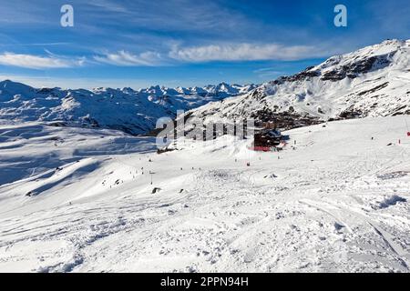 Vue d'ensemble de la station de Val Thorens entourée de sommets enneigés dans le domaine des trois Vallées dans les Alpes françaises Banque D'Images