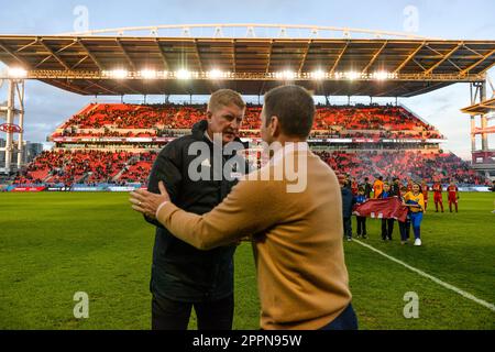 Toronto, Canada. 4 mai 2018 - Jim Curtin (L) et Greg Vanney (R) avant le match de la saison régulière des Services multilingues de 2018 entre le FC de Toronto (Canada) et l'U de Philadelphie Banque D'Images