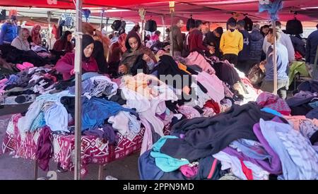 Sousse, Tunisie, 15 janvier 2023: Marché local où les gens fouillent de grandes piles de vêtements pour une chemise, une robe, une veste ou un tissu assortis Banque D'Images