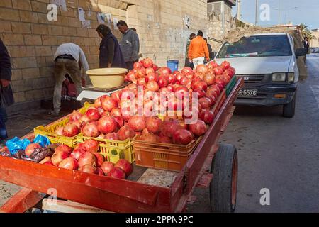 Sousse, Tunisie, 15 janvier 2023: Charrettes avec une montagne de grenades à côté du mur de la médina de Sousse Banque D'Images