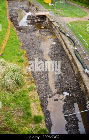 Travaux de dragage et de réparation sur le canal drainé de Llangollen dans le bassin de Trevor au nord du pays de Galles afin d'améliorer les installations des visiteurs Banque D'Images