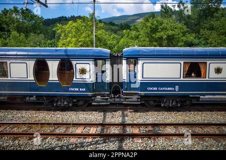 Expreso de la Robla train de luxe traversant Bilbao à Leon dans le nord de l'Espagne, en Europe. Voitures de restaurant à l'extérieur. Banque D'Images