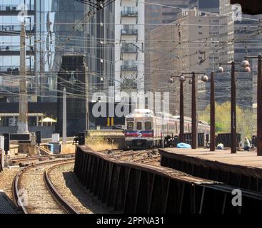 Un TRAIN RÉGIONAL DE SEPTA Silverliner V s'approche de la gare 30th Street Station à Philadelphie. Banque D'Images