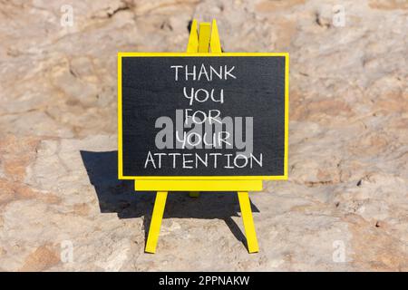 Symbole de remerciement pour l'attention. Mots de concept Merci pour votre attention sur le tableau noir de craie sur un beau fond de pierre. Affaires et tha Banque D'Images