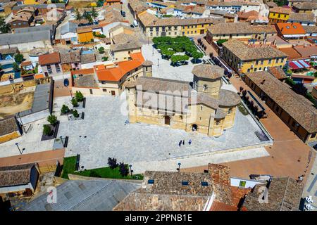 Vue aérienne de l'église romane de 11th siècles de San Martin de Tours à Fromista, Palencia, Castilla et Leon, Espagne, Europe. Façade de San Marti Banque D'Images