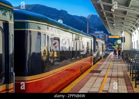 Gare de Cistierna, Leon, Castilla y Leon, Espagne. Expreso de la Robla train de luxe traversant Bilbao à Leon dans le nord de l'Espagne, en Europe Banque D'Images