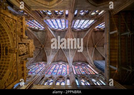 Plafond de la façade gothique de la cathédrale Santa María de León, également appelée la Maison de la lumière ou la Pulchra Leonina à Leon, Espagne Banque D'Images