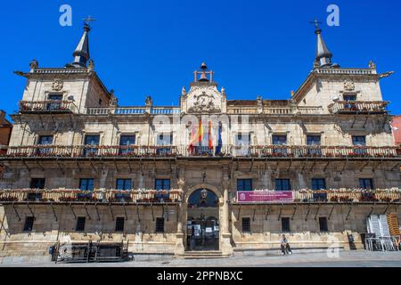 Ayuntamiento Hôtel de ville dans Plaza Mayor centre-ville trottoir dans le Barrio Humedo, Leon, Castilla y Leon, Espagne. Banque D'Images