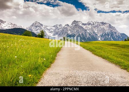 Route de campagne et les montagnes des montagnes des Alpes en Bavière Banque D'Images