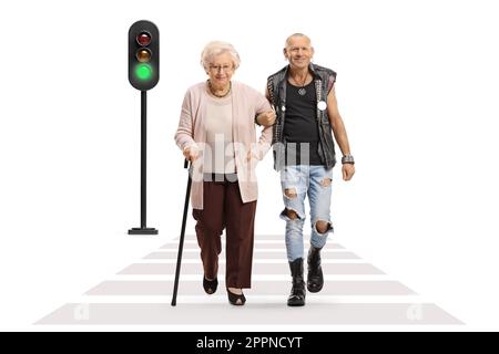 Punk homme aidant une femme âgée avec une canne à pied traversant une rue isolée sur fond blanc Banque D'Images