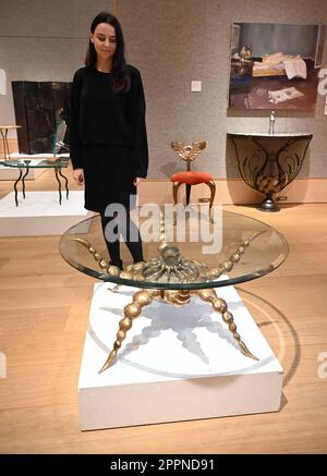 Les pièces par des femmes designers sont parmi les lots de vente de Bonhams Design le jeudi 27 avril. En tête de la vente est un prototype de table Meret Oppenheim avec des pattes d'oiseaux conçu 1939 , produit 1972 qui a une estimation de £30,000-£50,000 . La vente comprend également un bol à pied Lucie Rie , environ 1978 estimé à £20,000 - Säl30.000 , et une rare console conçue pour Marion Brownie Blackwell en 1937 par Betty Joel . la pièce a une estimation de £800-£1200 . Banque D'Images