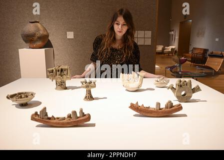 Les pièces par des femmes designers sont parmi les lots de vente de Bonhams Design le jeudi 27 avril. En tête de la vente est un prototype de table Meret Oppenheim avec des pattes d'oiseaux conçu 1939 , produit 1972 qui a une estimation de £30,000-£50,000 . La vente comprend également un bol à pied Lucie Rie , environ 1978 estimé à £20,000 - Säl30.000 , et une rare console conçue pour Marion Brownie Blackwell en 1937 par Betty Joel . la pièce a une estimation de £800-£1200 . Banque D'Images