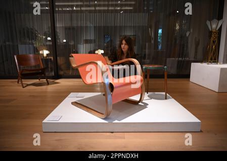 Les pièces par des femmes designers sont parmi les lots de vente de Bonhams Design le jeudi 27 avril. En tête de la vente est un prototype de table Meret Oppenheim avec des pattes d'oiseaux conçu 1939 , produit 1972 qui a une estimation de £30,000-£50,000 . La vente comprend également un bol à pied Lucie Rie , environ 1978 estimé à £20,000 - Säl30.000 , et une rare console conçue pour Marion Brownie Blackwell en 1937 par Betty Joel . la pièce a une estimation de £800-£1200 . Banque D'Images