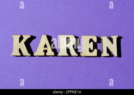 Karen, mot en lettres de l'alphabet de bois isolées sur fond violet Banque D'Images