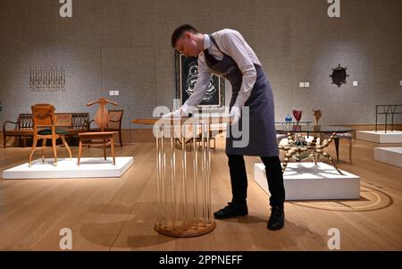 Les pièces par des femmes designers sont parmi les lots de vente de Bonhams Design le jeudi 27 avril. En tête de la vente est un prototype de table Meret Oppenheim avec des pattes d'oiseaux conçu 1939 , produit 1972 qui a une estimation de £30,000-£50,000 . La vente comprend également un bol à pied Lucie Rie , environ 1978 estimé à £20,000 - Säl30.000 , et une rare console conçue pour Marion Brownie Blackwell en 1937 par Betty Joel . la pièce a une estimation de £800-£1200 . Banque D'Images
