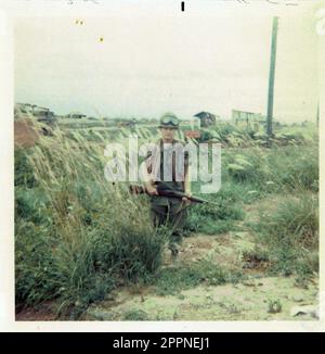 gi du 2nd bataillon 13th artillerie de campagne Vietnam avec son M14 des Huskies 1967 Banque D'Images