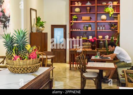 Style loft avec mobilier en bois dans un café vietnamien Banque D'Images