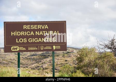 Cordoue, Argentine, 6 avril 2023 : panneau à la réserve naturelle d'eau de Los Gigantes, un massif de montagne qui appartient à la zone nord du Grand Sierras Banque D'Images