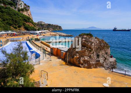 Plage de Camp Bay sur le côté ouest de la péninsule de Gibraltar avec une vue sur les montagnes marocaines au loin Banque D'Images