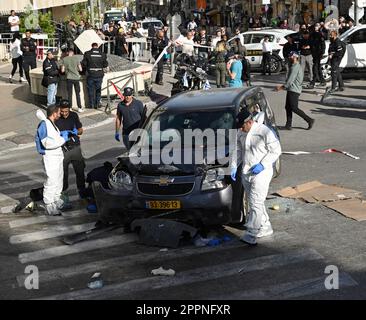 Jérusalem, Israël. 24th avril 2023. La police israélienne entoure une voiture utilisée lundi dans une attaque terroriste de grande ampleur près du marché de Mahane Yehuda à Jérusalem, à 24 avril 2023. Le chauffeur palestinien de Jérusalem-est, Hatem Nejimu, 59 ans, marié et père de cinq, a fait entrer la voiture dans des piétons, blessant au moins cinq personnes. Il a été tué par un civil israélien sur la scène.photo par Debbie Hill/ Credit: UPI/Alay Live News Banque D'Images