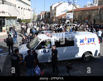 Jérusalem, Israël. 24th avril 2023. Une ambulance quitte la scène d'un attentat terroriste qui s'est produit dans une voiture près du marché de Mahane Yehuda à Jérusalem lundi, 24 avril 2023. Le chauffeur palestinien de Jérusalem-est, Hatem Nejimu, 59 ans, marié et père de cinq, a fait entrer la voiture dans des piétons, blessant au moins cinq personnes. Il a été tué par un civil israélien sur la scène.photo par Debbie Hill/ Credit: UPI/Alay Live News Banque D'Images