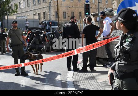 Jérusalem, Israël. 24th avril 2023. La police israélienne entoure une voiture utilisée lundi dans une attaque terroriste de grande ampleur près du marché de Mahane Yehuda à Jérusalem, à 24 avril 2023. Le chauffeur palestinien de Jérusalem-est, Hatem Nejimu, 59 ans, marié et père de cinq, a fait entrer la voiture dans des piétons, blessant au moins cinq personnes. Il a été tué par un civil israélien sur la scène.photo par Debbie Hill/ Credit: UPI/Alay Live News Banque D'Images