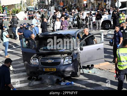 Jérusalem, Israël. 24th avril 2023. La police israélienne entoure une voiture utilisée lundi dans une attaque terroriste de grande ampleur près du marché de Mahane Yehuda à Jérusalem, à 24 avril 2023. Le chauffeur palestinien de Jérusalem-est, Hatem Nejimu, 59 ans, marié et père de cinq, a fait entrer la voiture dans des piétons, blessant au moins cinq personnes. Il a été tué par un civil israélien sur la scène.photo par Debbie Hill/ Credit: UPI/Alay Live News Banque D'Images