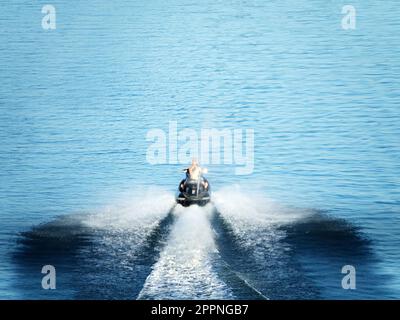 Russie, Rostov sur le don - 15 juin 2019 : un gars cool fait du jet ski sur la rivière Banque D'Images