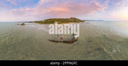 Panorama de la côte par le village de Karpen et à proximité de la ville de Golem en Albanie, en été au coucher du soleil Banque D'Images