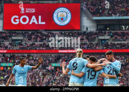 Londres, Royaume-Uni. 22nd avril 2023. Riyad Mahrez de Manchester City (26) fête avec ses coéquipiers après qu'il a mis ses équipes dans le but 3rd de terminer son tour de chapeau. The Emirates FA Cup, demi-finale, Manchester City et Sheffield Utd au stade Wembley à Londres, le samedi 22nd avril 2023. Usage éditorial uniquement. photo par Andrew Orchard/Andrew Orchard sports photographie/Alamy Live News crédit: Andrew Orchard sports photographie/Alamy Live News Banque D'Images