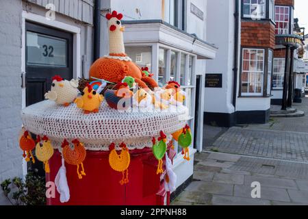 surmatelas de la poste de pâques avec poussins de poulet et œufs à Titchfield Hampshire Angleterre Banque D'Images