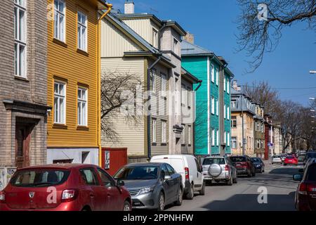 Bâtiments résidentiels typiques en bois à Valgevase dans le quartier de Kalamaja à Tallinn, Estonie Banque D'Images